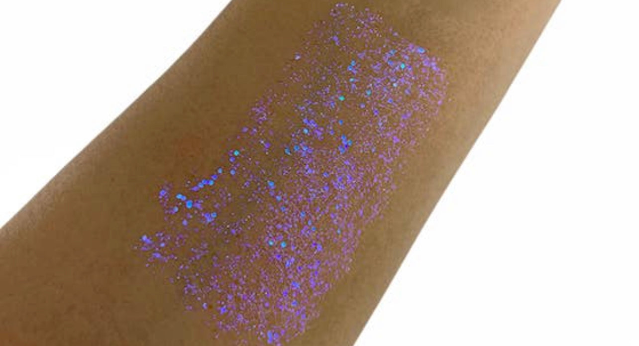 Body Shimmer in Moonstone Violet/Blue Tint