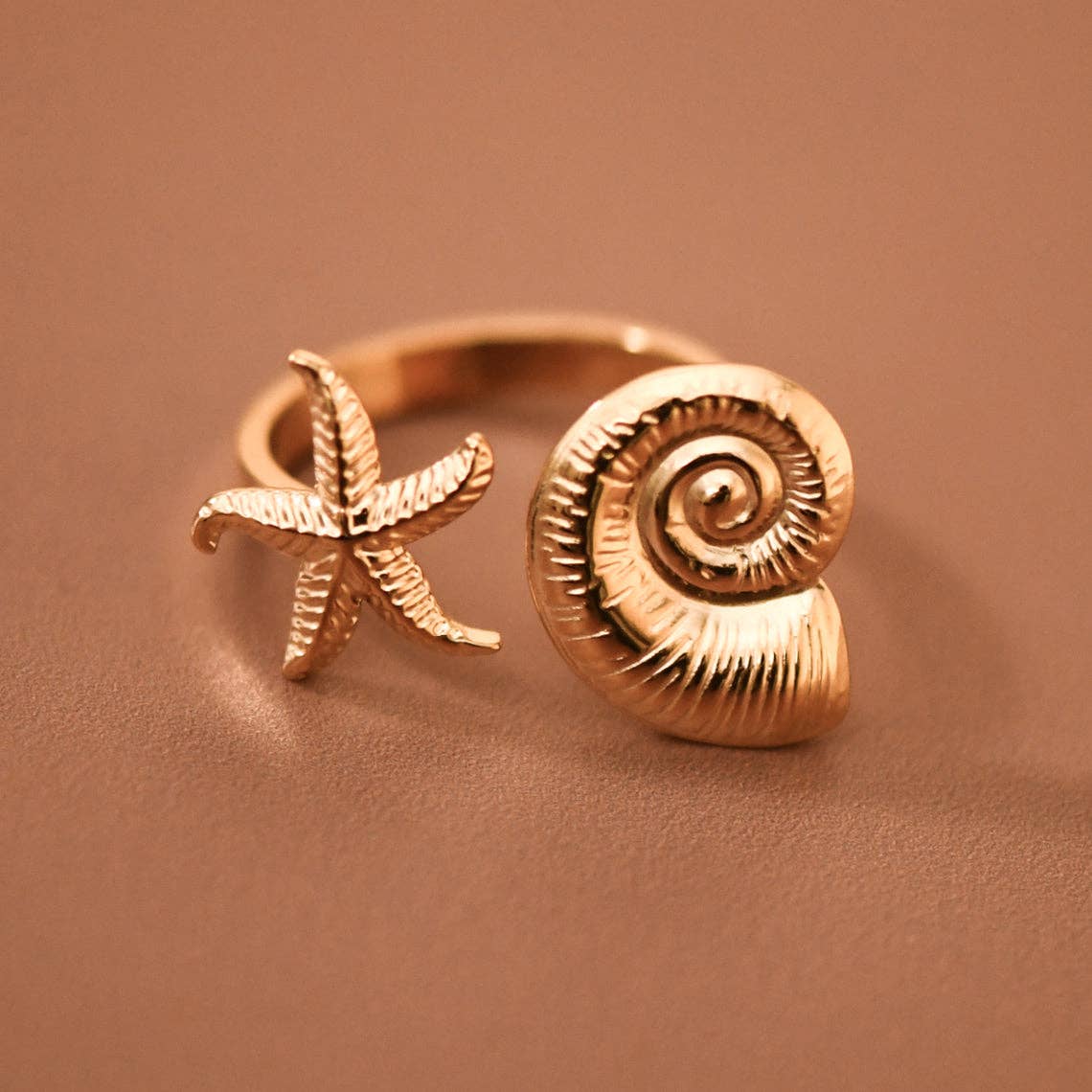18K Gold PVD Plated Stainless Steel Starfish & Shell Ring – 8042: S0OX3T8042